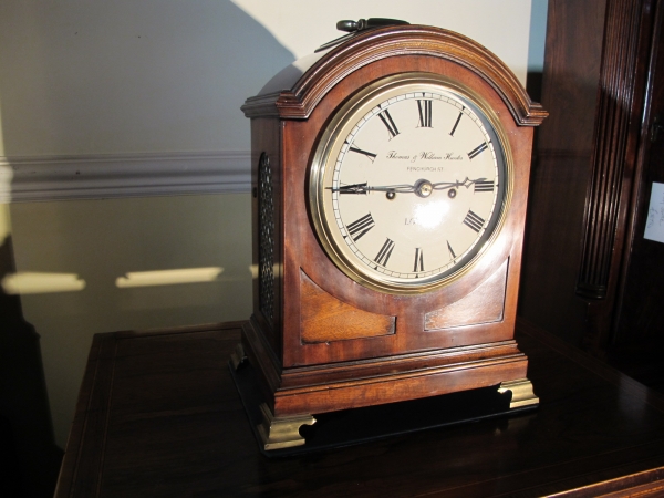 FineEnglish Table Clock